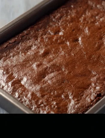 Easy keto brownies made with almond flour, low-carb and delicious dessert.