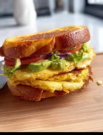 Delicious 5-minute breakfast sandwich with eggs, cheese, and bacon