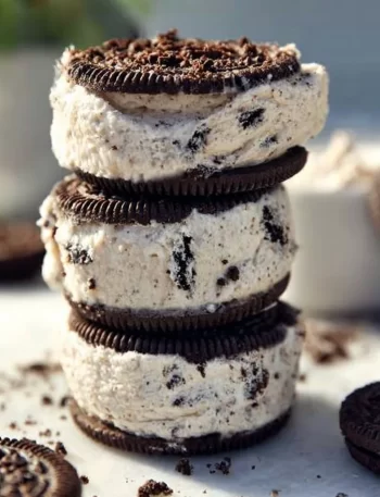 Healthy no-bake Oreo cheesecake bites on a plate